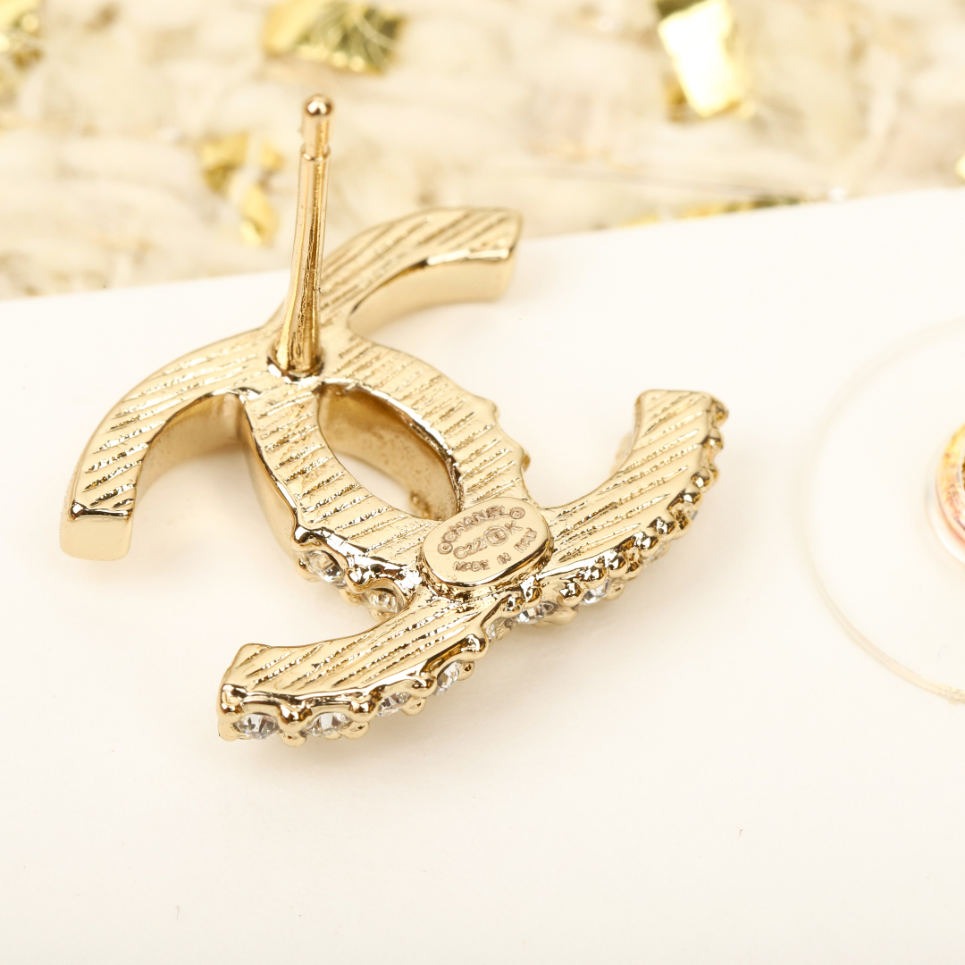 【我们出品】🔥🔥爆款！专柜🆕 3500，认准真正购入专柜🆕开发的，❗️

【香 22k双C半边钻耳钉】哇