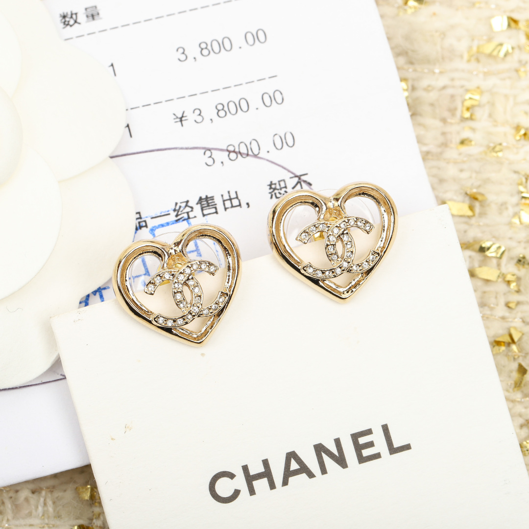 【我们出品】专柜🆕 3800，❗️

【香爱心双c耳钉】重磅推荐！万年经典款，这一季的设计，真的要给一万