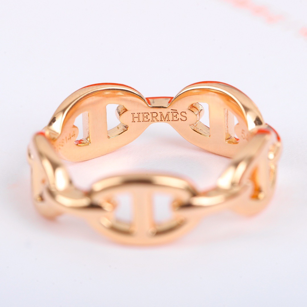 【我们出品】，独家发售～
明星、网红、名媛都难以抗拒！H*ermes 猪鼻子Farandole全银戒指
