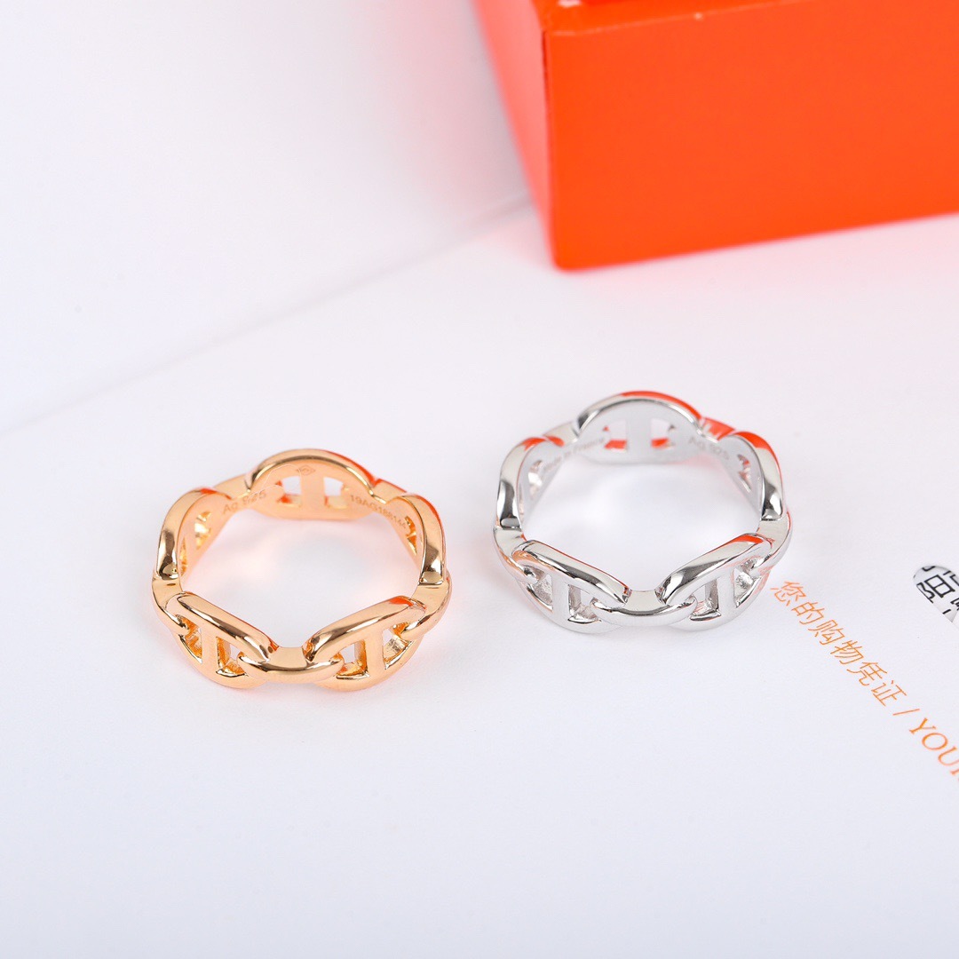 【我们出品】，独家发售～
明星、网红、名媛都难以抗拒！H*ermes 猪鼻子Farandole全银戒指
