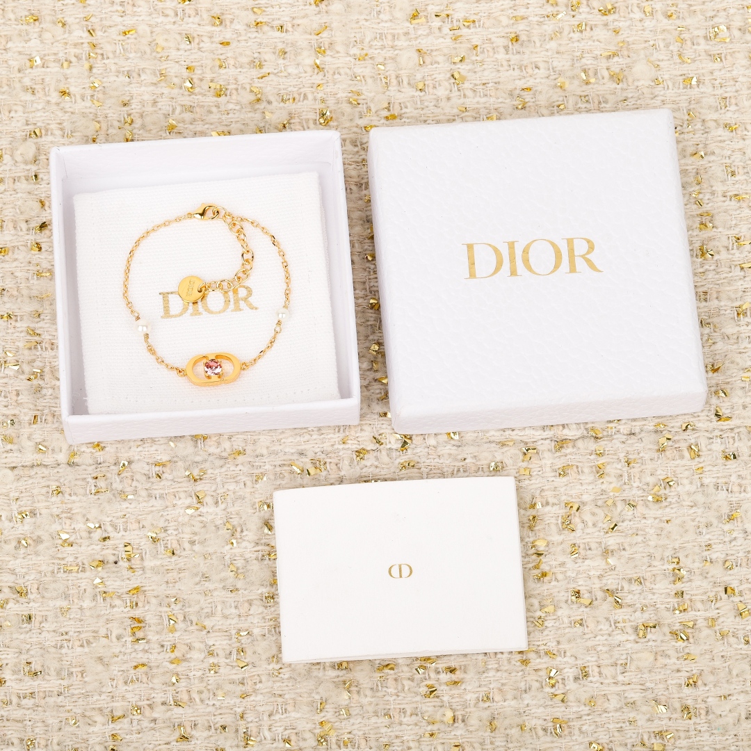 【我们出品】专柜🆕3400，认准真正购入专柜🆕开发的！❗️

【D!or CD粉钻手链】认准我们一致致专