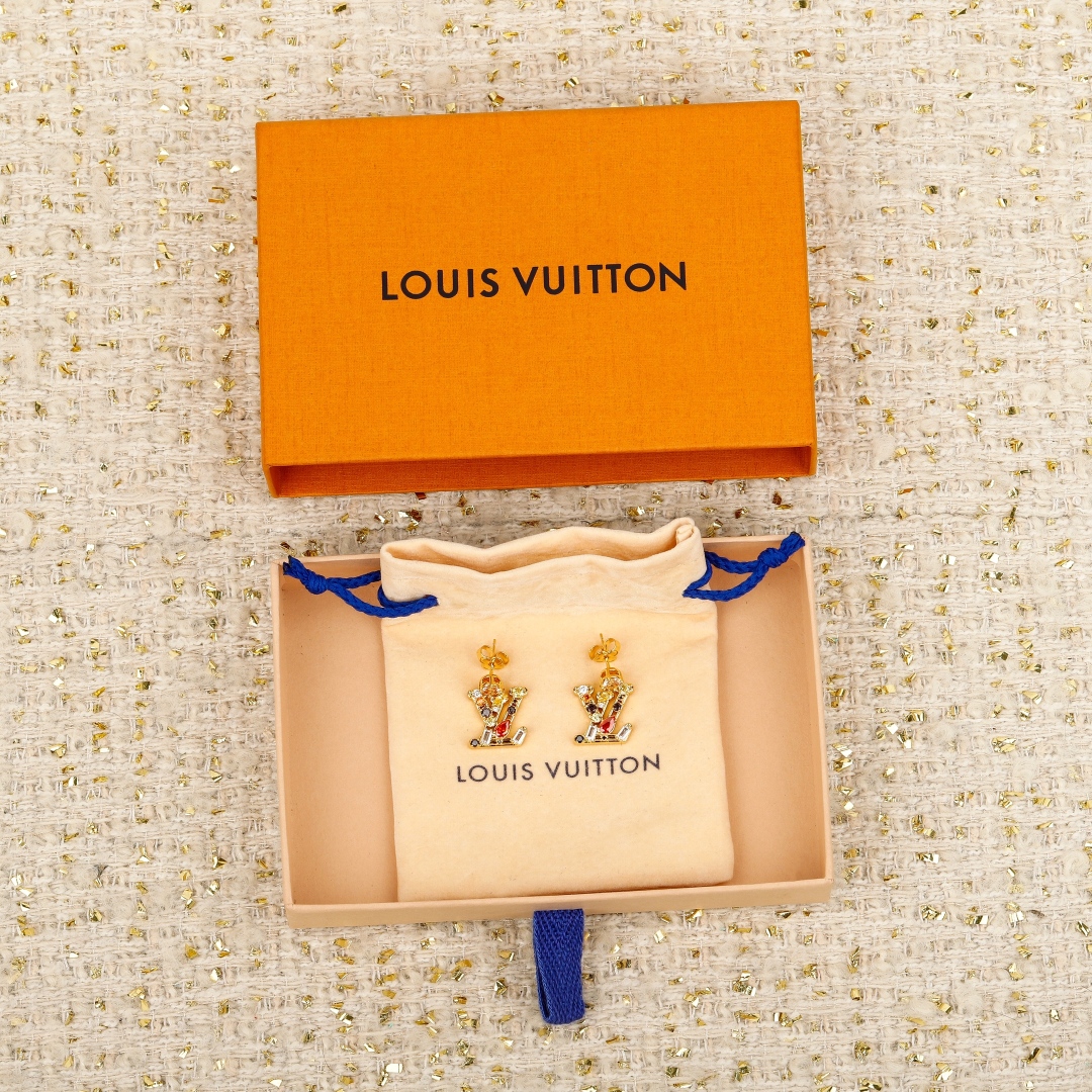 【我们出品】专柜🆕 4900，❗️

【L绿彩钻耳钉】一款简单又经典的Logo造型！必入单品！上耳非常精