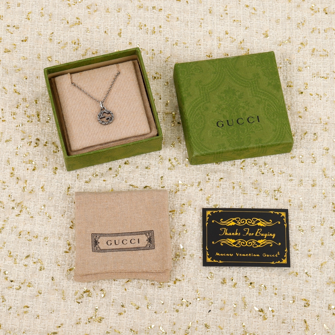 【我们出品】互扣式双G吊坠项链 zp🆕2 000 +  zp🆕为纯银材质，

织纹项链，配有互扣式双G纯