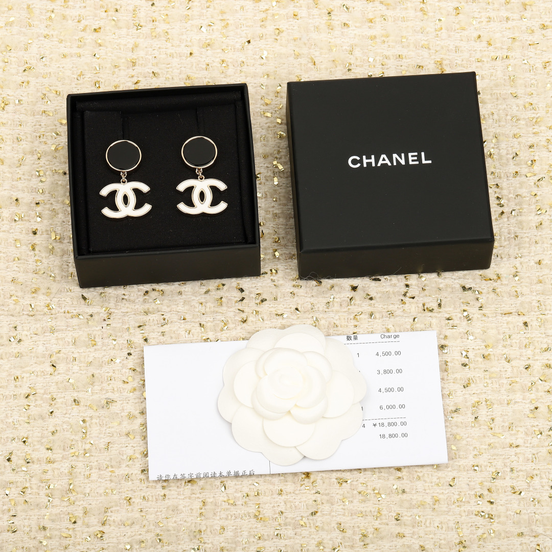 【我们出品】专柜🆕 6000❗️❗️

【Ch@nel拼色双c耳钉】🔥火到炸裂，美到窒息，不买真心对不起