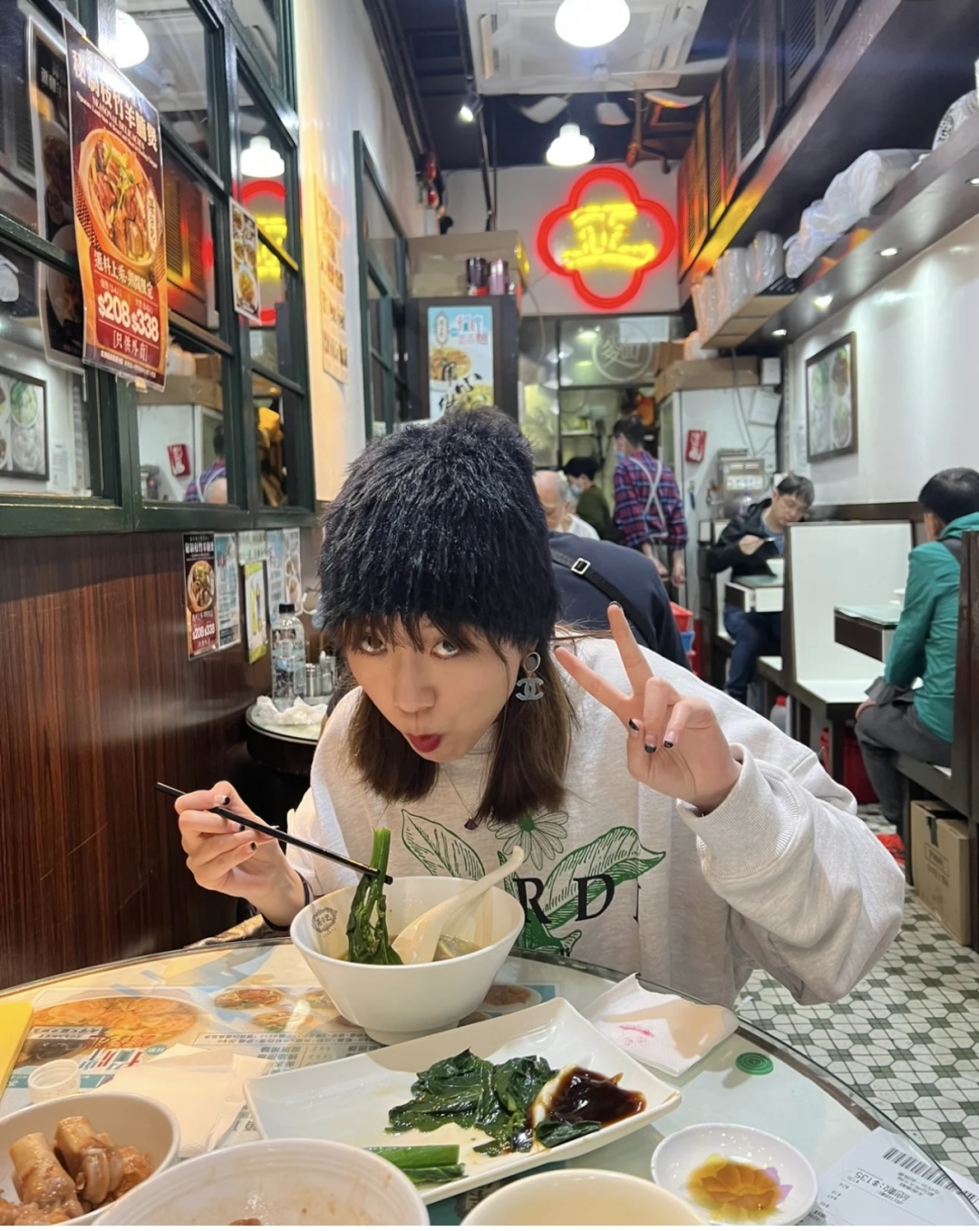 【我们出品】专柜🆕 6000❗️❗️

【Ch@nel拼色双c耳钉】🔥火到炸裂，美到窒息，不买真心对不起