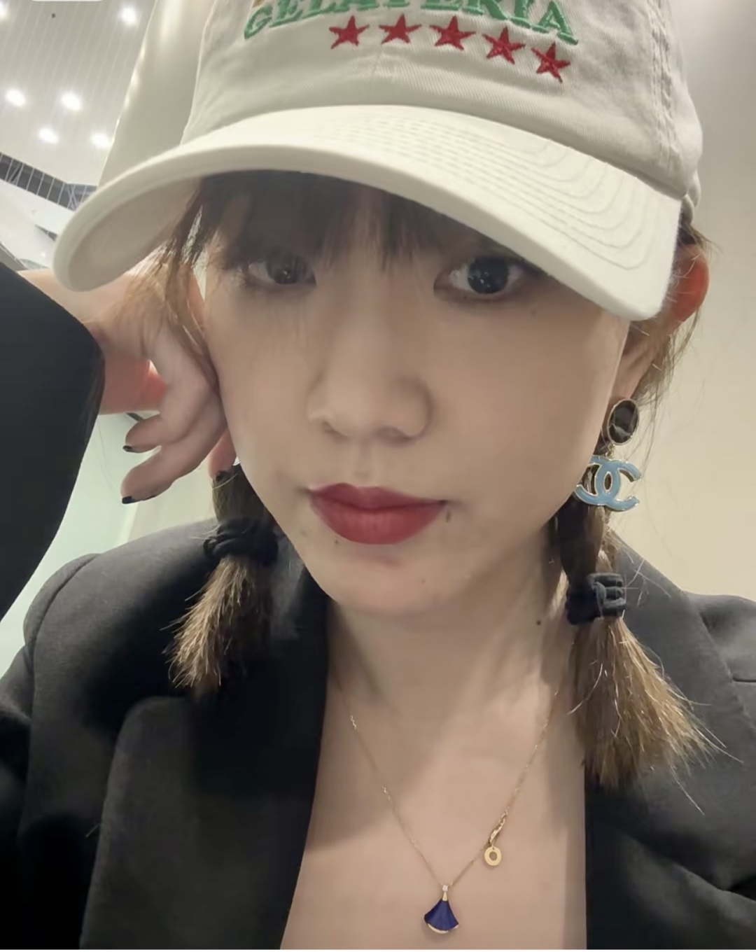 【我们出品】专柜🆕 6000❗️❗️

【Ch@nel拼色双c耳钉】🔥火到炸裂，美到窒息，不买真心对不起
