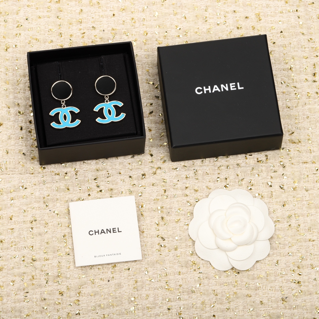 【我们出品】专柜🆕 6000❗️❗️

【Ch@nel拼色双c耳钉】🔥火到炸裂，美到窒息，不买真心对不起