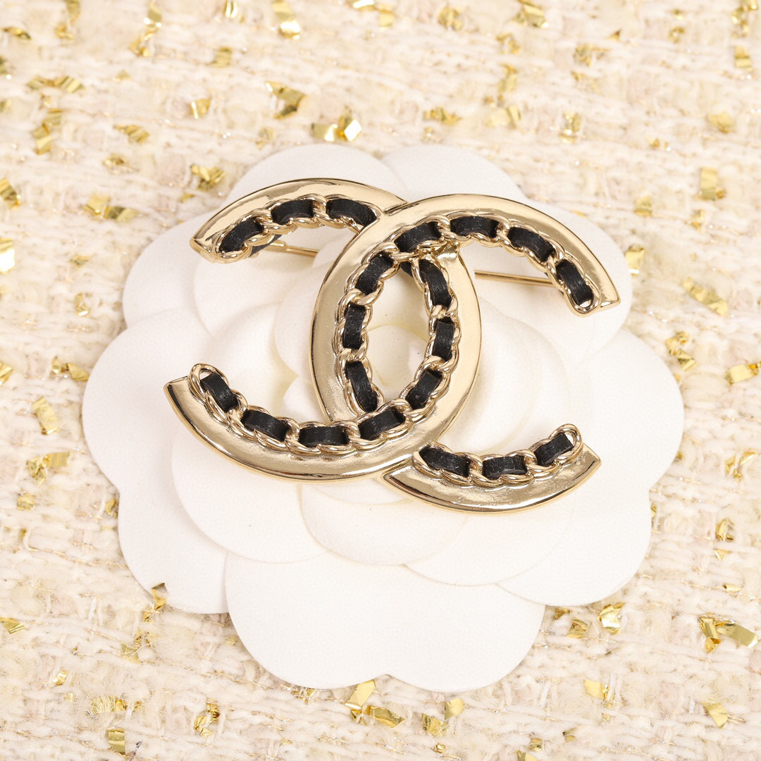 【我们出品】专柜🆕 大号4500，❗️

【香 皮穿链双c胸针】这一季的人气王，佩戴效果超级香！各种风格