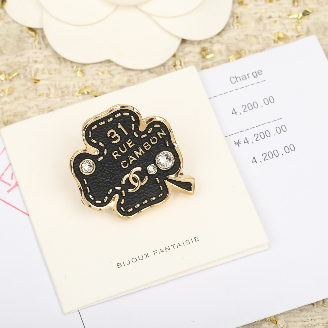 【我们出品】专柜🆕 ，

【香四叶草皮胸针】闭眼入！太美啦❗️超级适合夏天搭配各种单品！非常经典的四叶草