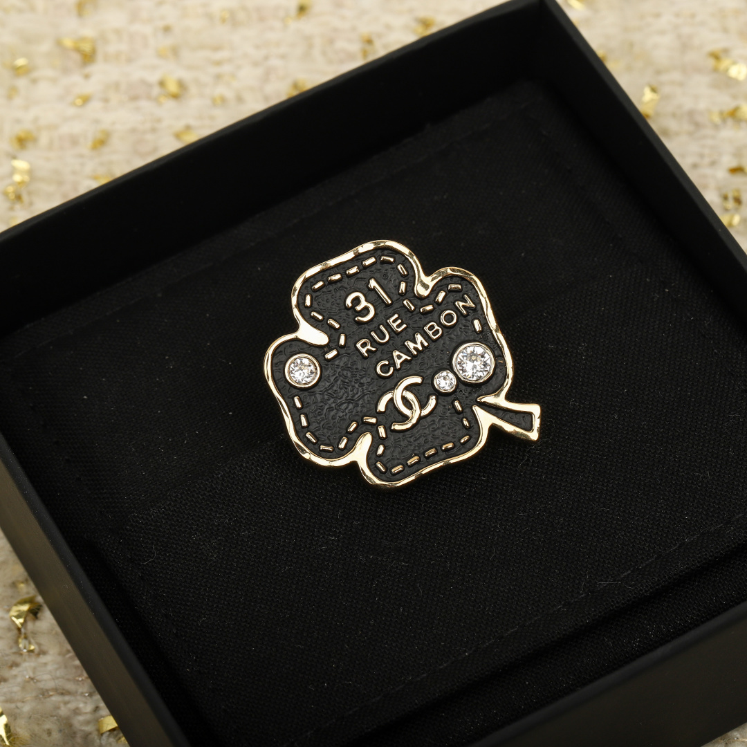 【我们出品】专柜🆕 ，

【香四叶草皮胸针】闭眼入！太美啦❗️超级适合夏天搭配各种单品！非常经典的四叶草