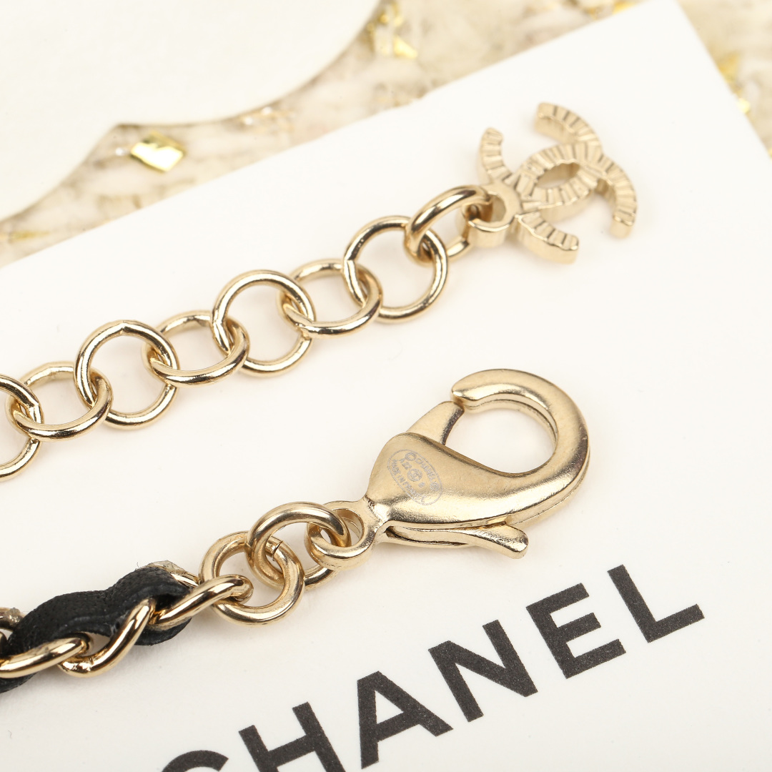 【我们出品】🔥专柜5500，！

【Ch@nel不对称双cchoker】真正做到了D调美，最难得的是非常