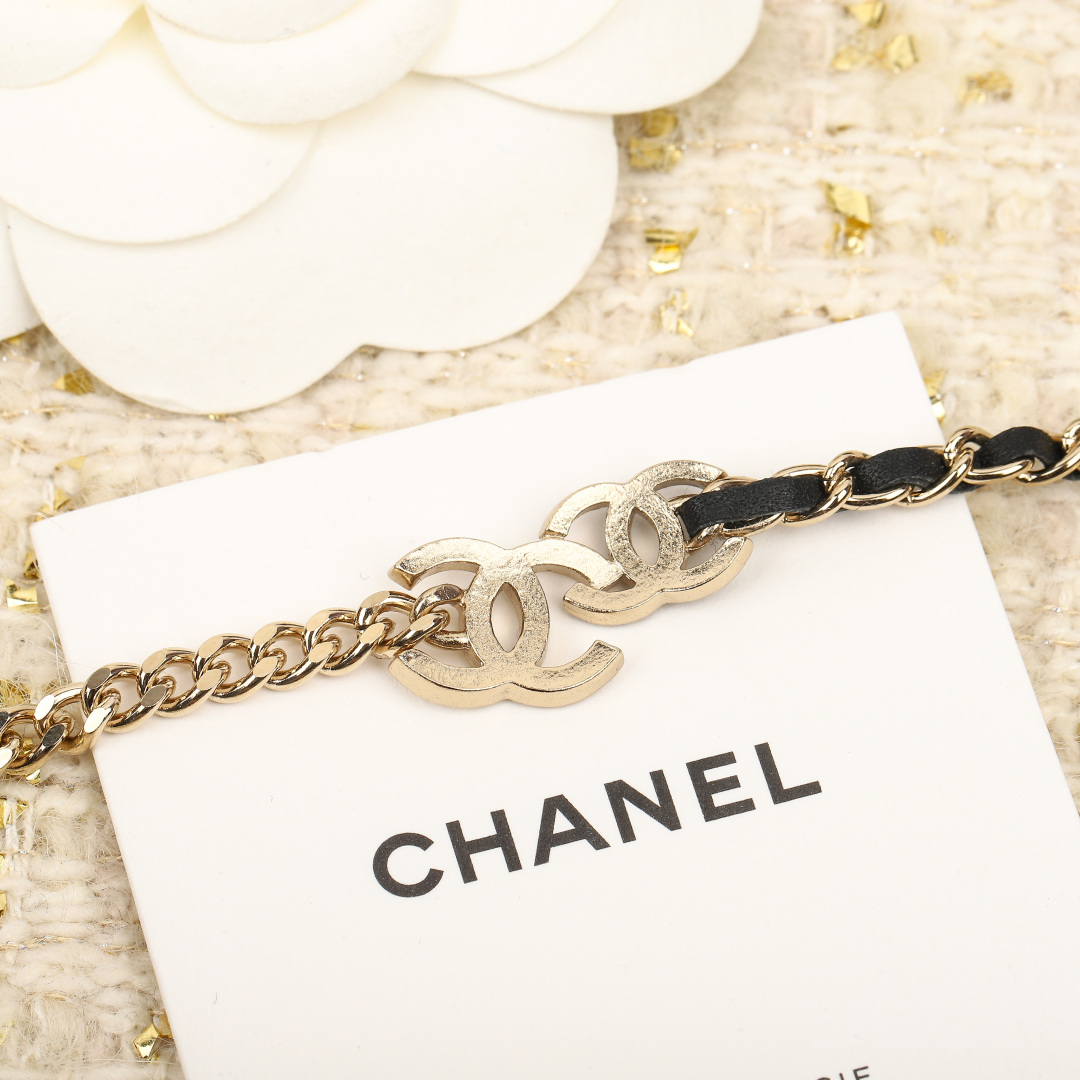 【我们出品】🔥专柜5500，！

【Ch@nel不对称双cchoker】真正做到了D调美，最难得的是非常