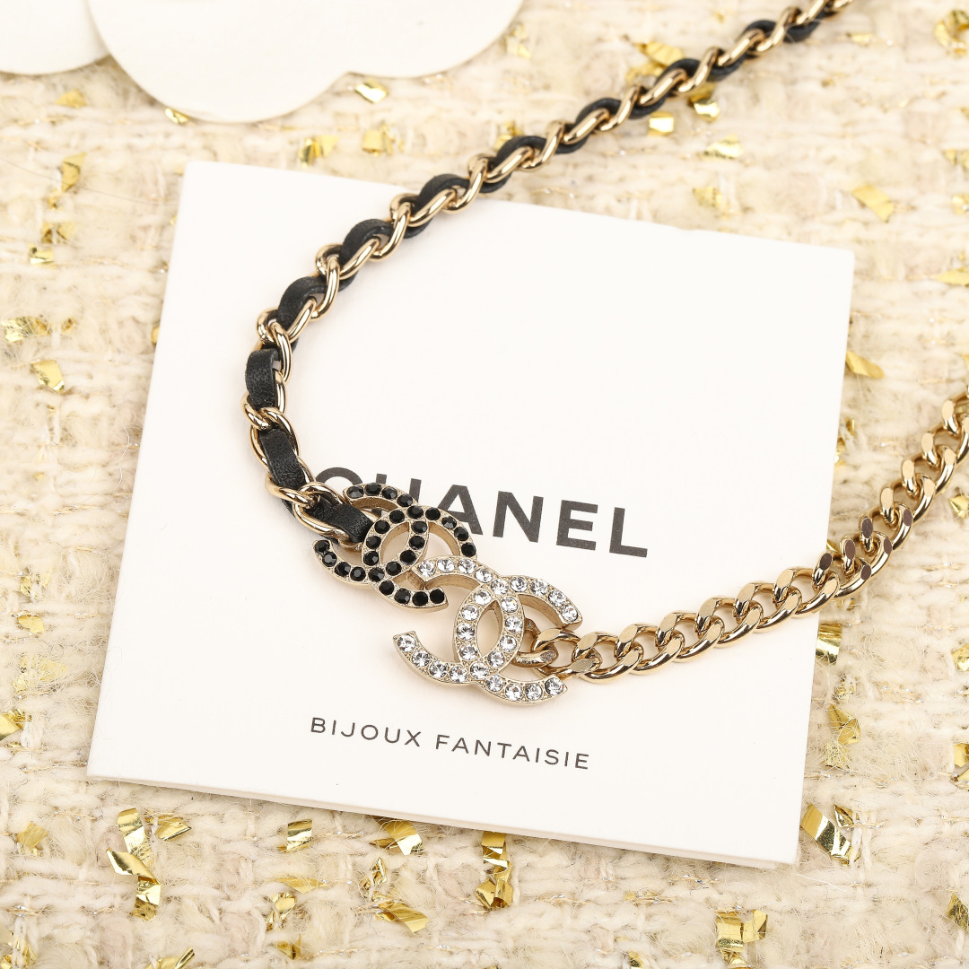 【我们出品】🔥专柜5500，！

【Ch@nel不对称双cchoker】真正做到了D调美，最难得的是非常