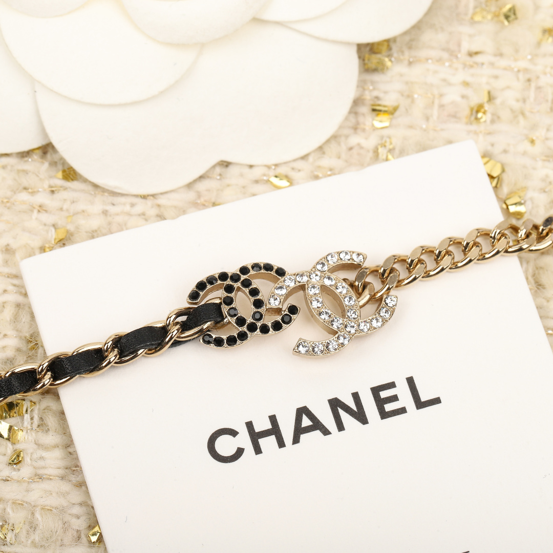 【我们出品】🔥专柜5500，！

【Ch@nel不对称双cchoker】真正做到了D调美，最难得的是非常