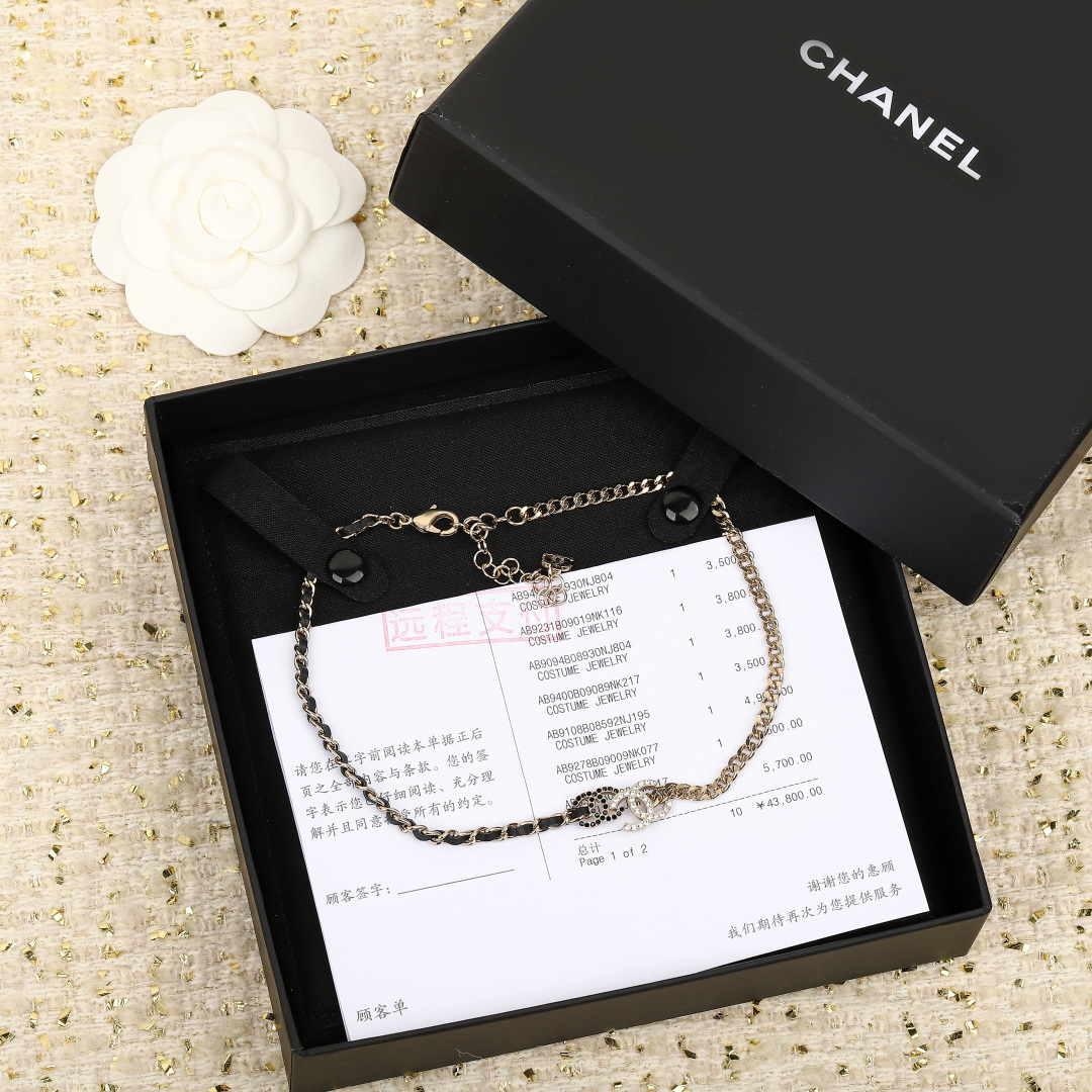 【我们出品】🔥专柜5500，！

【Ch@nel不对称双cchoker】真正做到了D调美，最难得的是非常