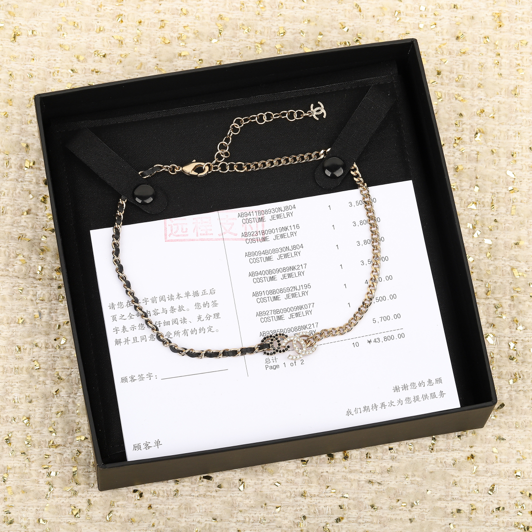 【我们出品】🔥专柜5500，！

【Ch@nel不对称双cchoker】真正做到了D调美，最难得的是非常