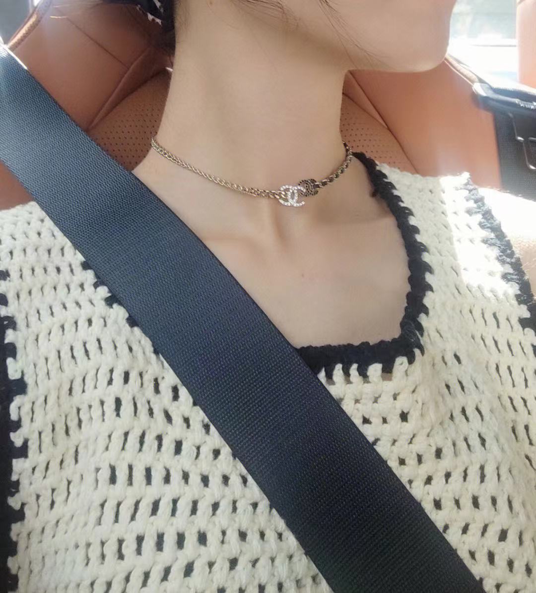 【我们出品】🔥专柜5500，！

【Ch@nel不对称双cchoker】真正做到了D调美，最难得的是非常