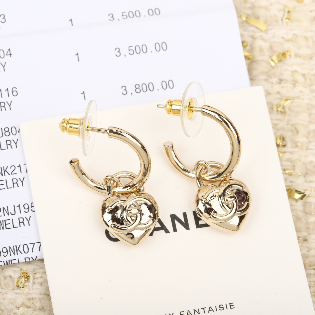 【我们出品】专柜🆕 3800，❗️

【香爱心双c耳钉】重磅推荐！万年经典款，这一季的设计，真的要给一万