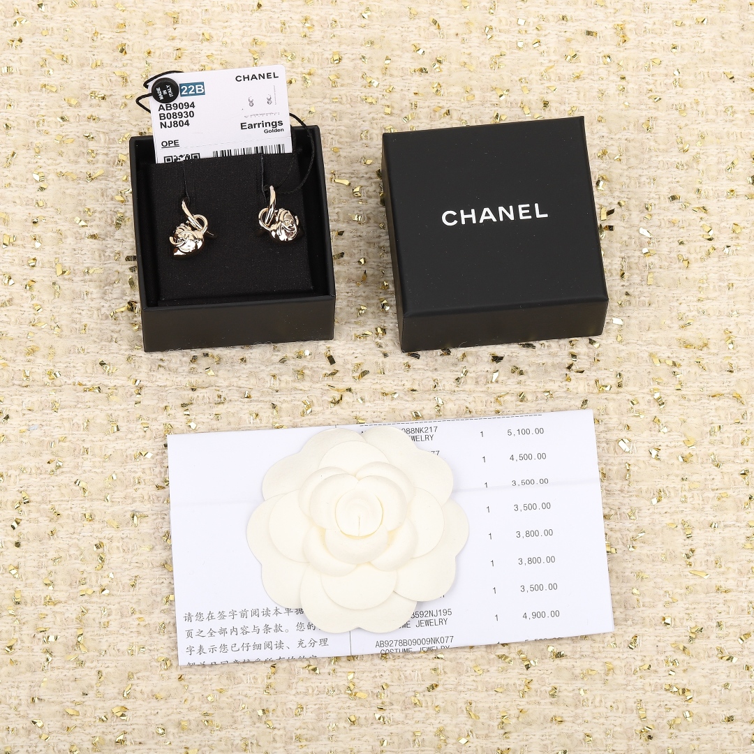 【我们出品】专柜🆕 3800，❗️

【香爱心双c耳钉】重磅推荐！万年经典款，这一季的设计，真的要给一万