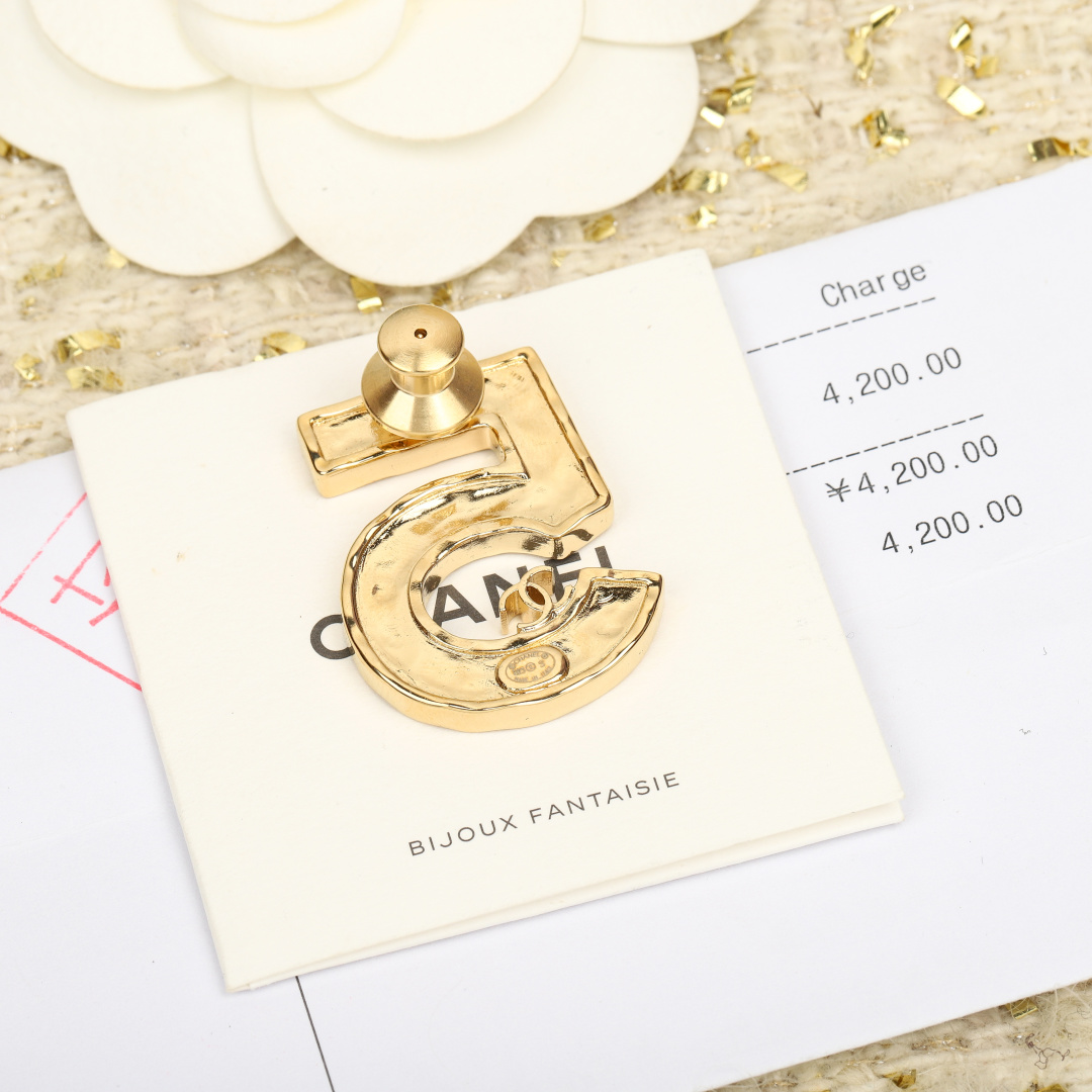 【我们出品】专柜🆕 ，

【香⑤号皮胸针】闭眼入！太美啦❗️超级适合夏天搭配各种单品！非常经典的四叶草元