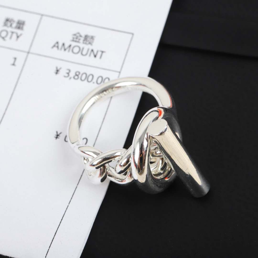 【我们出品】现货秒发❗zP🆕5800❗

风靡整个ins圈网红戒指❗【Herm=s croisette纯