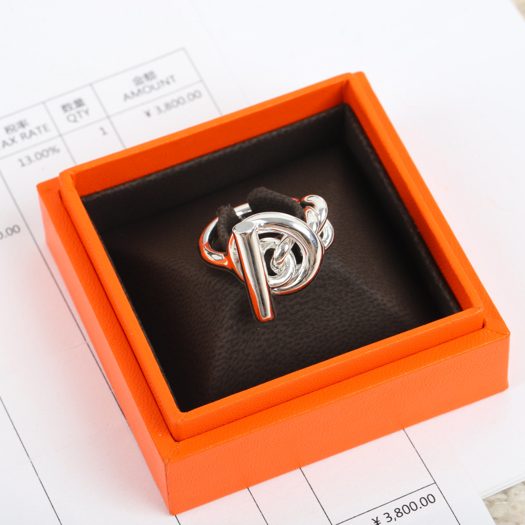 【我们出品】现货秒发❗zP🆕5800❗

风靡整个ins圈网红戒指❗【Herm=s croisette纯