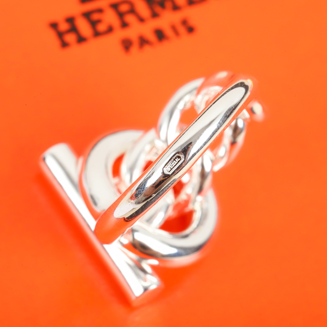 【我们出品】现货秒发❗zP🆕5800❗

风靡整个ins圈网红戒指❗【Herm=s croisette纯