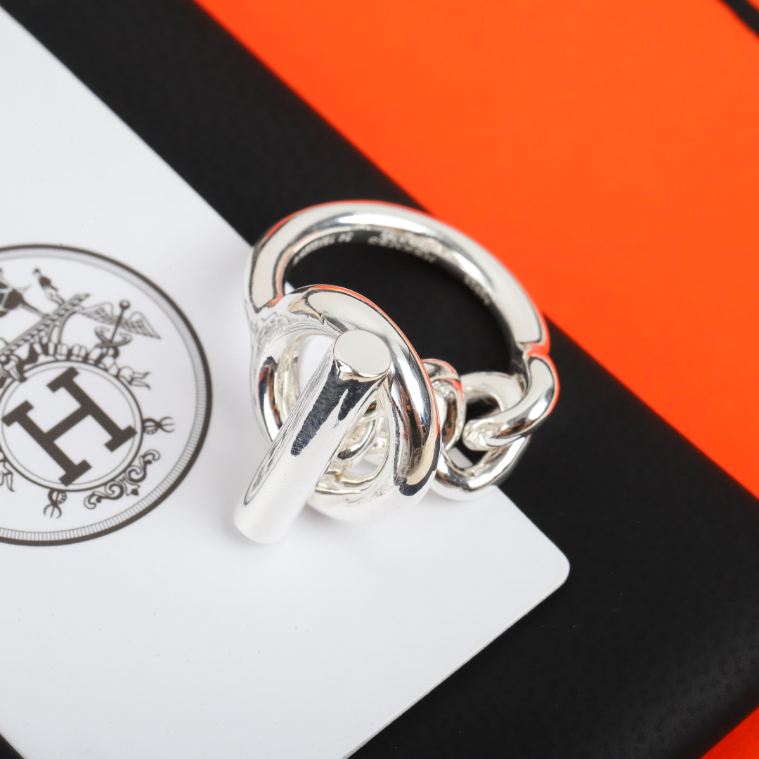 【我们出品】现货秒发❗zP🆕5800❗

风靡整个ins圈网红戒指❗【Herm=s croisette纯