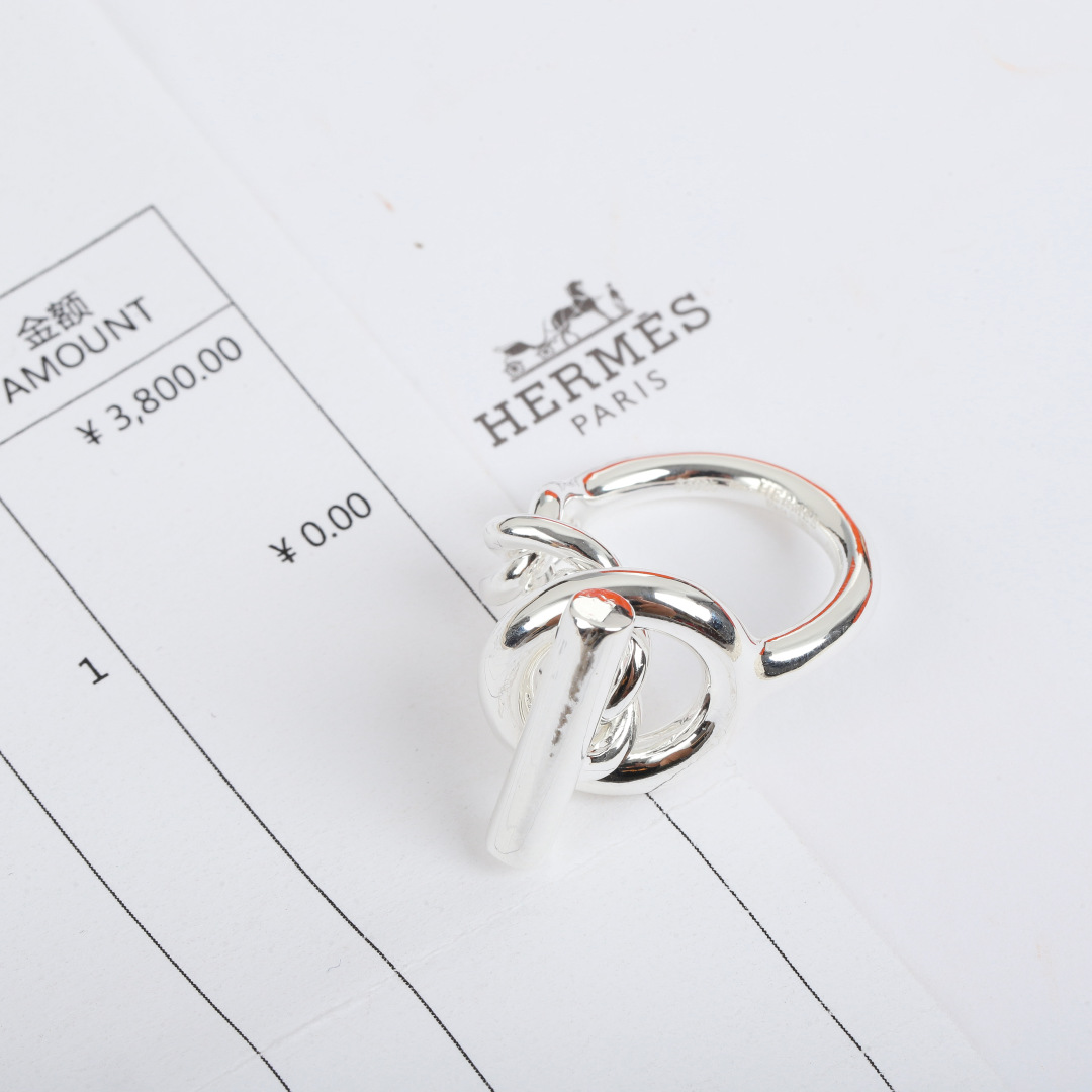 【我们出品】现货秒发❗zP🆕5800❗

风靡整个ins圈网红戒指❗【Herm=s croisette纯