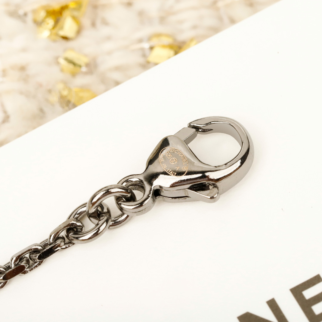 【我们出品】zp🆕6200！❗️

【香 镂空蝴蝶双c项链】25A高级手工坊系列非常重工，最新款全网首发