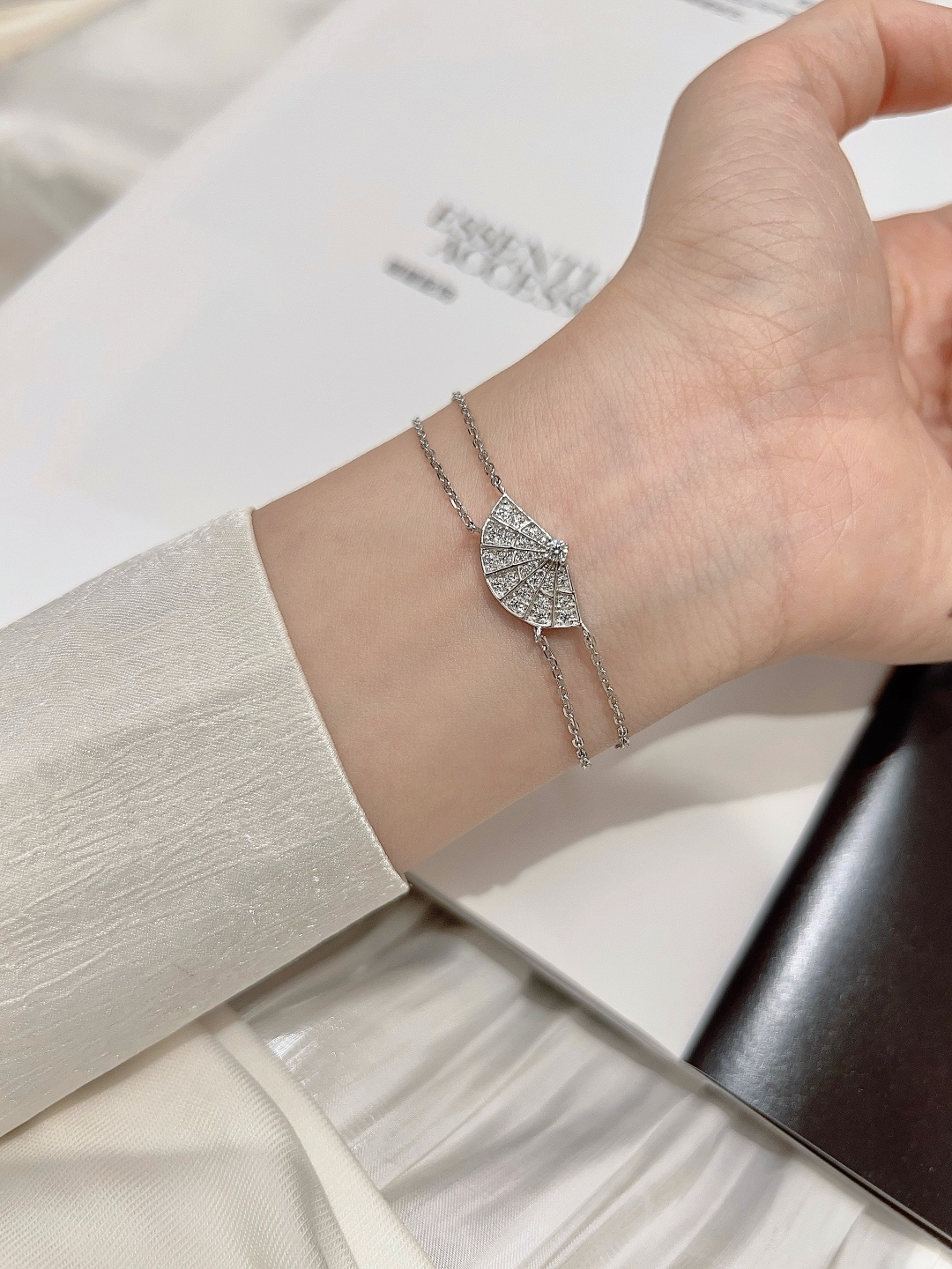 【我们出品】

【彩宝系列-扇子手链】重工版本，非市面轻工版，通体925纯银➕耐磨保色度行业最新配方优金