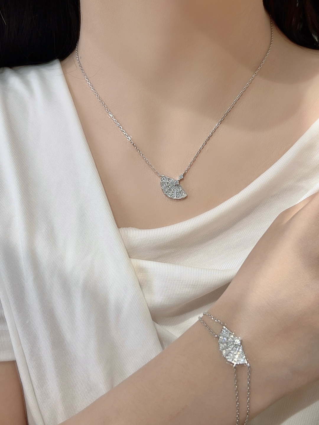 【我们出品】

【彩宝系列-扇子手链】重工版本，非市面轻工版，通体925纯银➕耐磨保色度行业最新配方优金