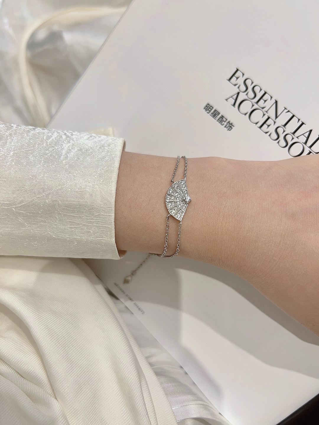 【我们出品】

【彩宝系列-扇子手链】重工版本，非市面轻工版，通体925纯银➕耐磨保色度行业最新配方优金