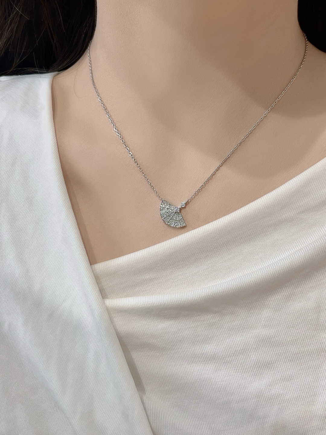 【我们出品】

【彩宝系列-扇子项链】重工版本，非市面轻工版，通体925纯银➕耐磨保色度行业最新配方优金