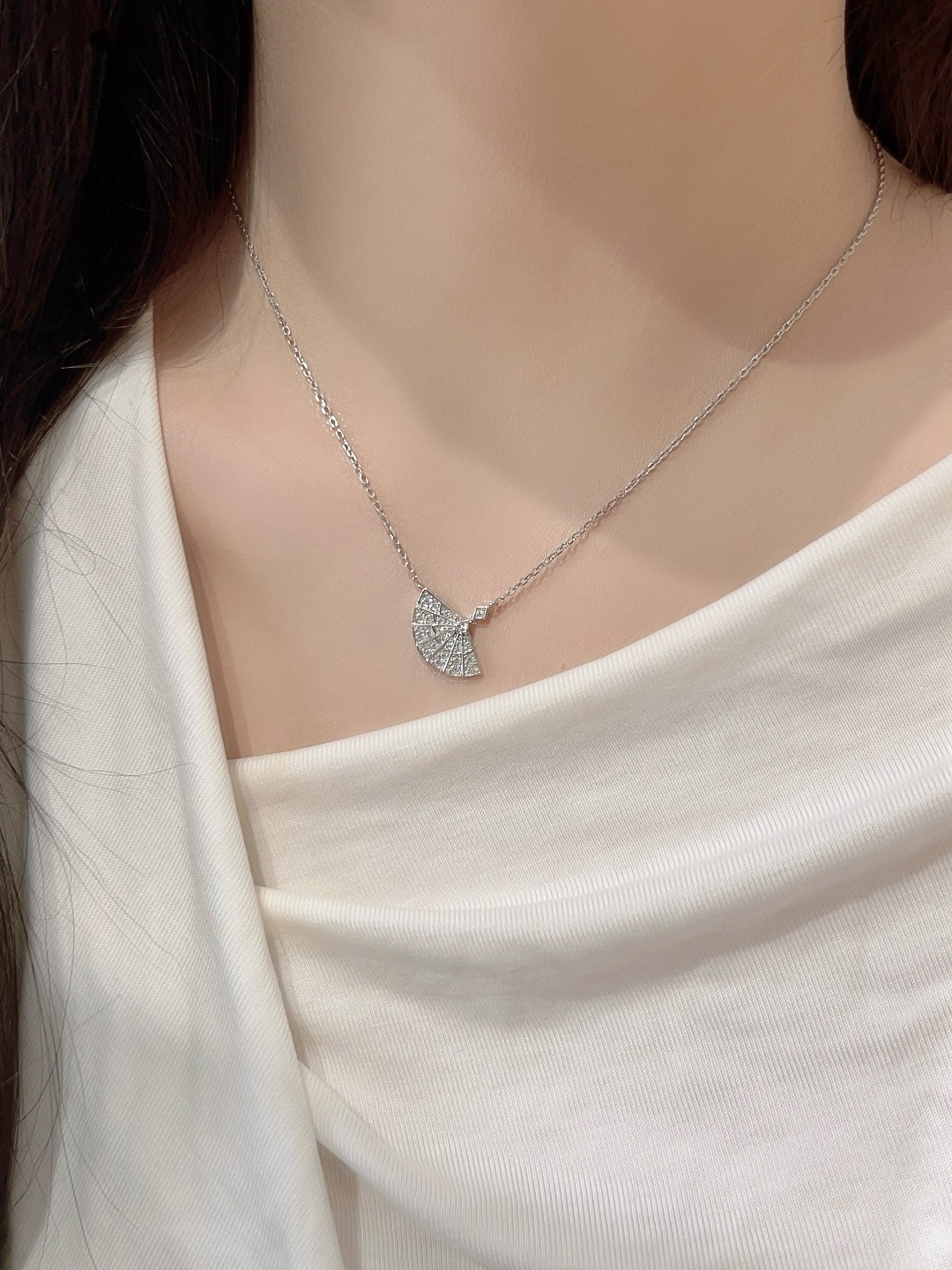 【我们出品】

【彩宝系列-扇子项链】重工版本，非市面轻工版，通体925纯银➕耐磨保色度行业最新配方优金