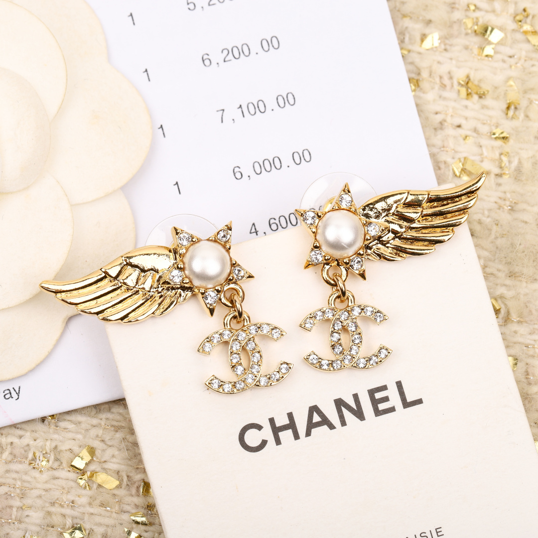 【我们出品】专柜🆕 6000！❗

【Ch@nel24C翅膀耳环】十分有设计感💜双c➕玛瑙➕珍珠，哇太美