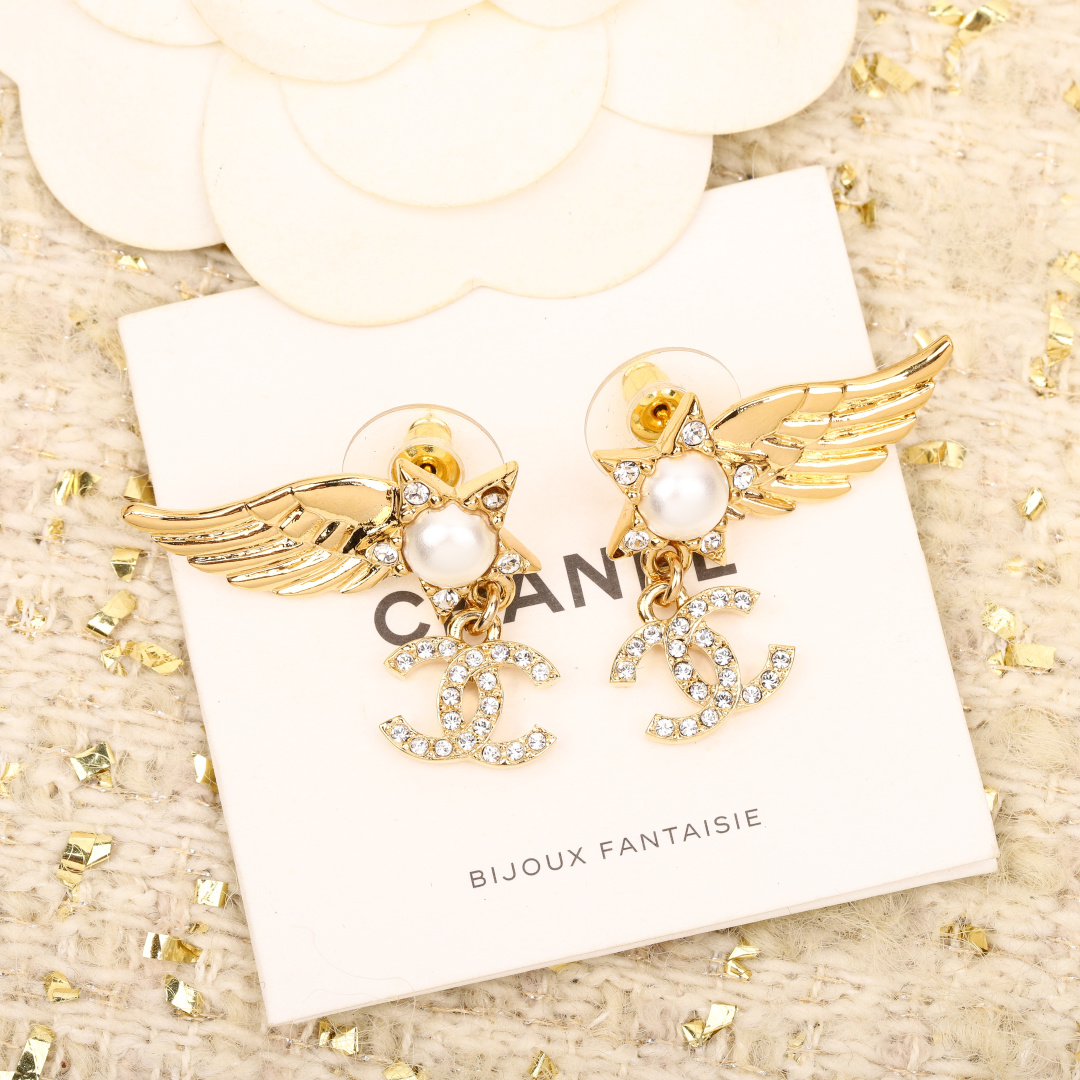 【我们出品】专柜🆕 6000！❗

【Ch@nel24C翅膀耳环】十分有设计感💜双c➕玛瑙➕珍珠，哇太美