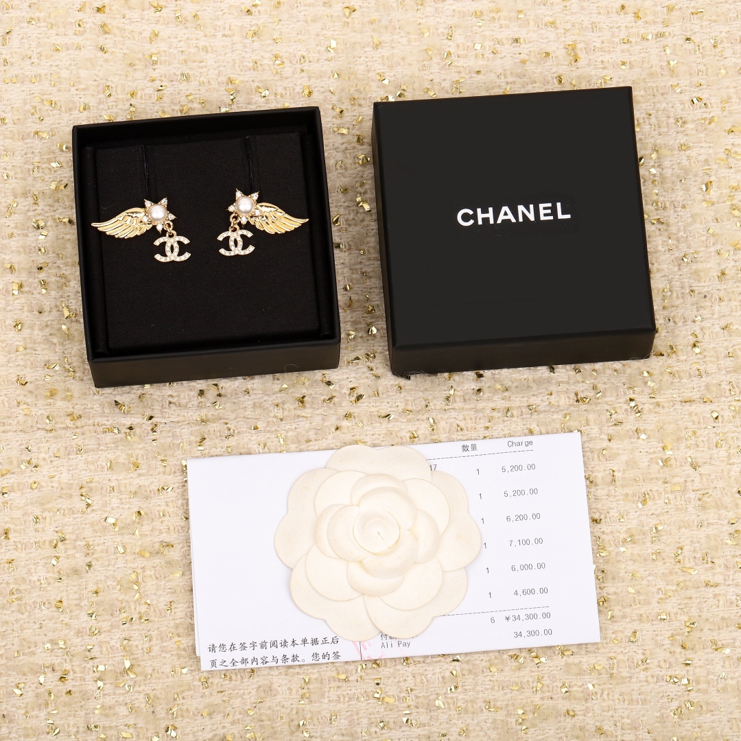 【我们出品】专柜🆕 6000！❗

【Ch@nel24C翅膀耳环】十分有设计感💜双c➕玛瑙➕珍珠，哇太美