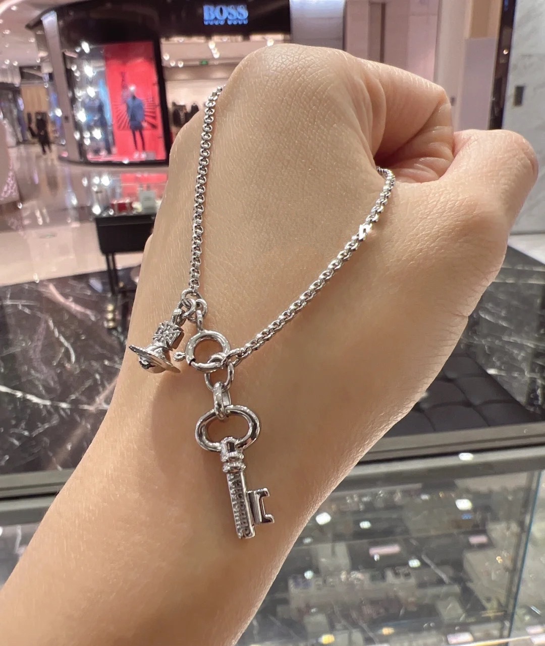 【我们出品】

【Vivienne Westwood】宝宝，什么是快乐星球，来，这就是快乐星球！超爱的钥