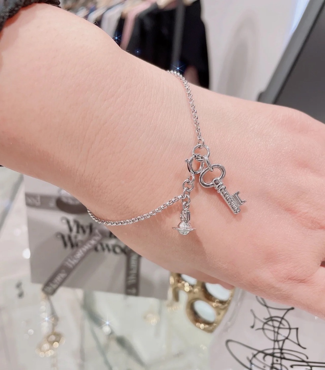 【我们出品】

【Vivienne Westwood】宝宝，什么是快乐星球，来，这就是快乐星球！超爱的钥