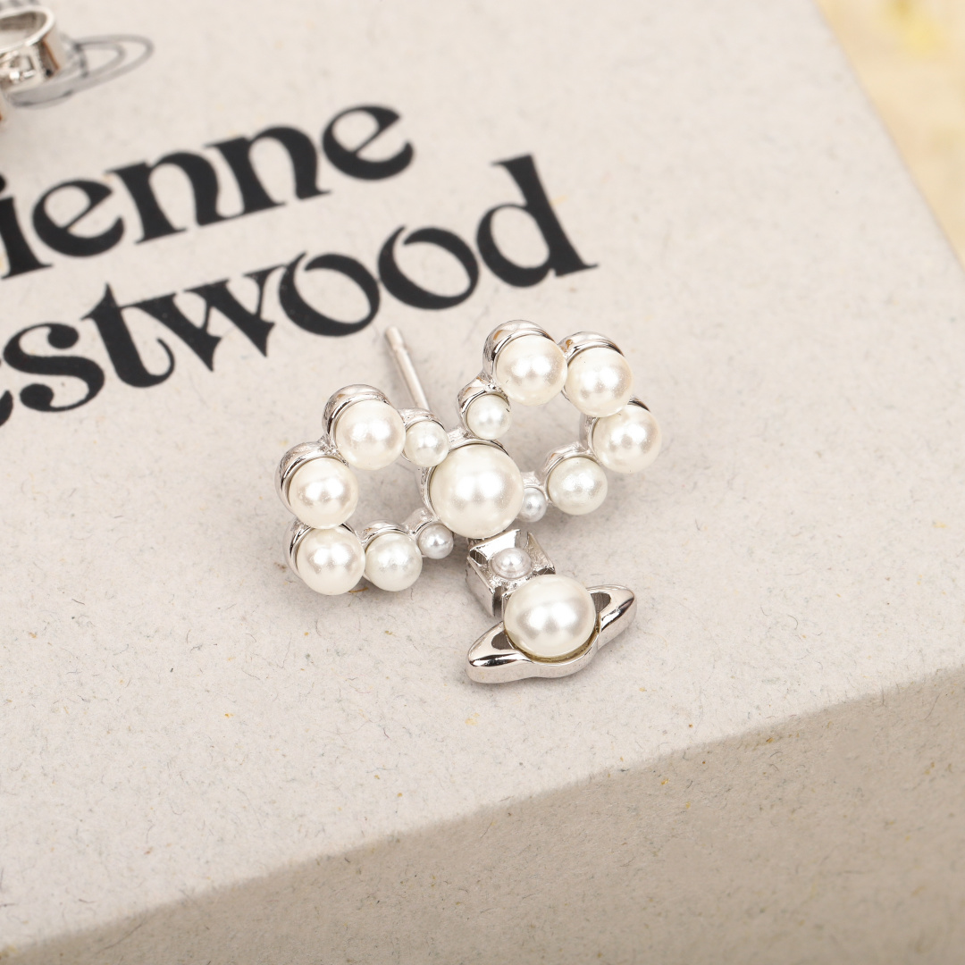 【我们出品】❗️

【VivienneWestwood蝴蝶结耳钉】爆美🔥🔥🔥一定要入！太绝美了❗️宝宝，