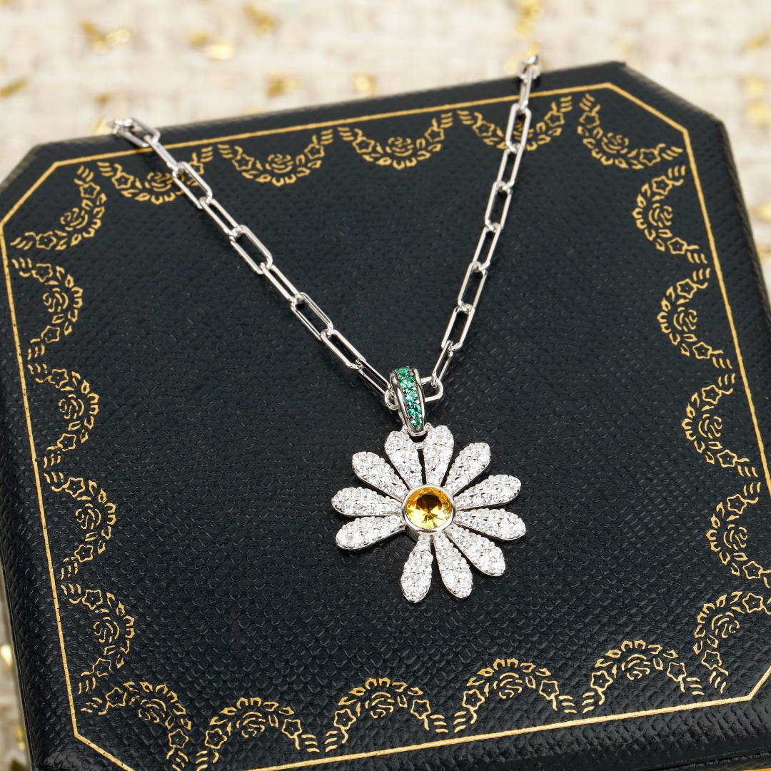【我们出品】

【彩宝系列-雏菊满钻项链】重工版本，非市面轻工版，通体925纯银➕耐磨保色度行业最新配方