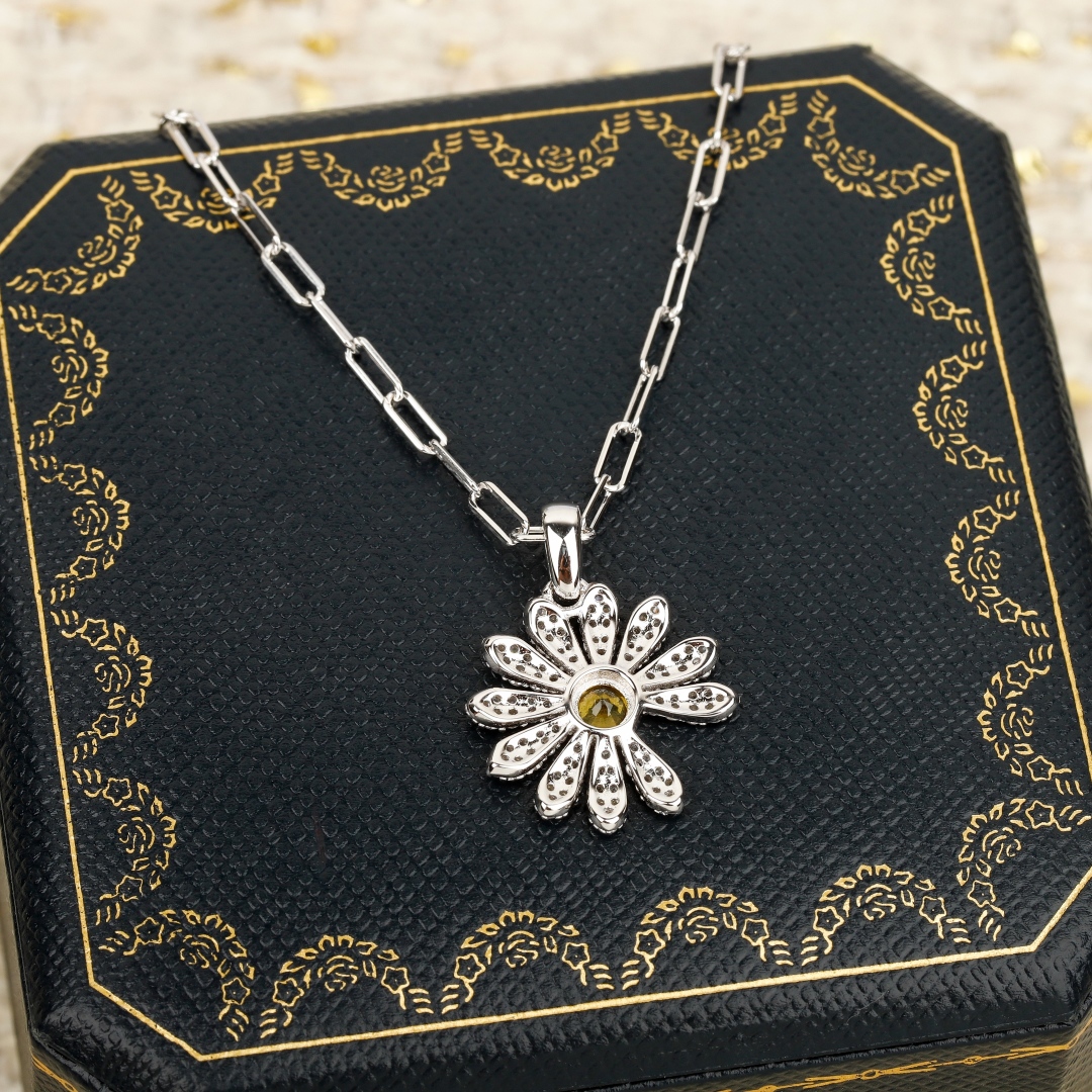 【我们出品】

【彩宝系列-雏菊满钻项链】重工版本，非市面轻工版，通体925纯银➕耐磨保色度行业最新配方