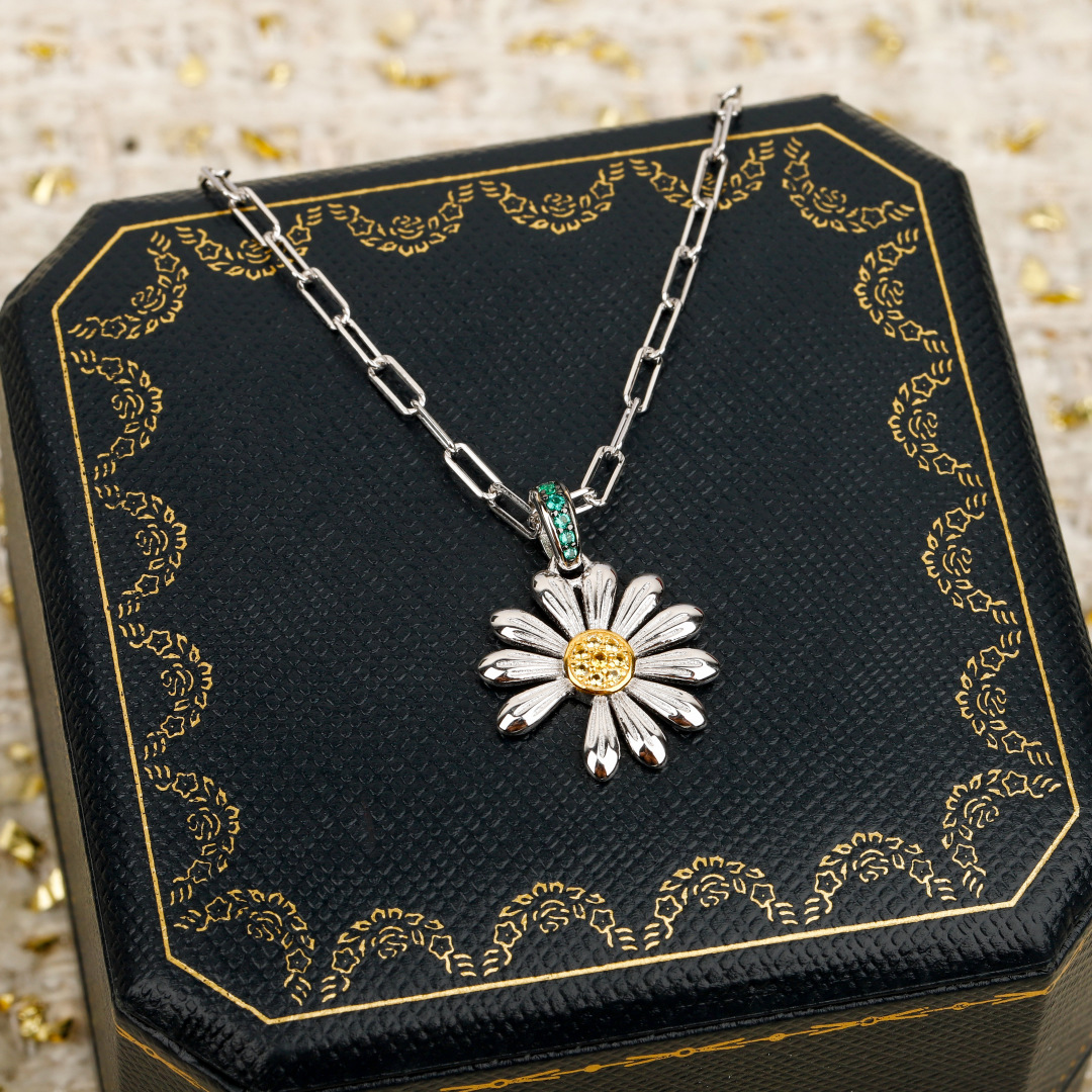 【我们出品】

【彩宝系列-雏菊项链】重工版本，非市面轻工版，通体925纯银➕耐磨保色度行业最新配方优金