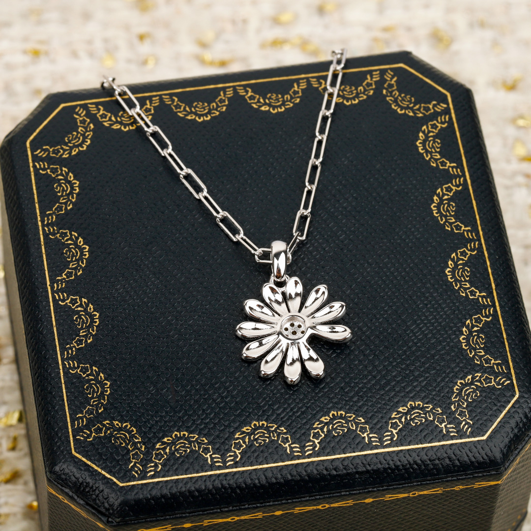 【我们出品】

【彩宝系列-雏菊项链】重工版本，非市面轻工版，通体925纯银➕耐磨保色度行业最新配方优金