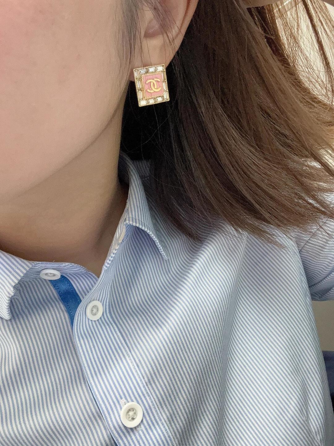 【我们出品】专柜🆕5200,认准真正购入专柜🆕开发的！❗️

【Ch@nel 24s粉色方块双c耳钉】❗