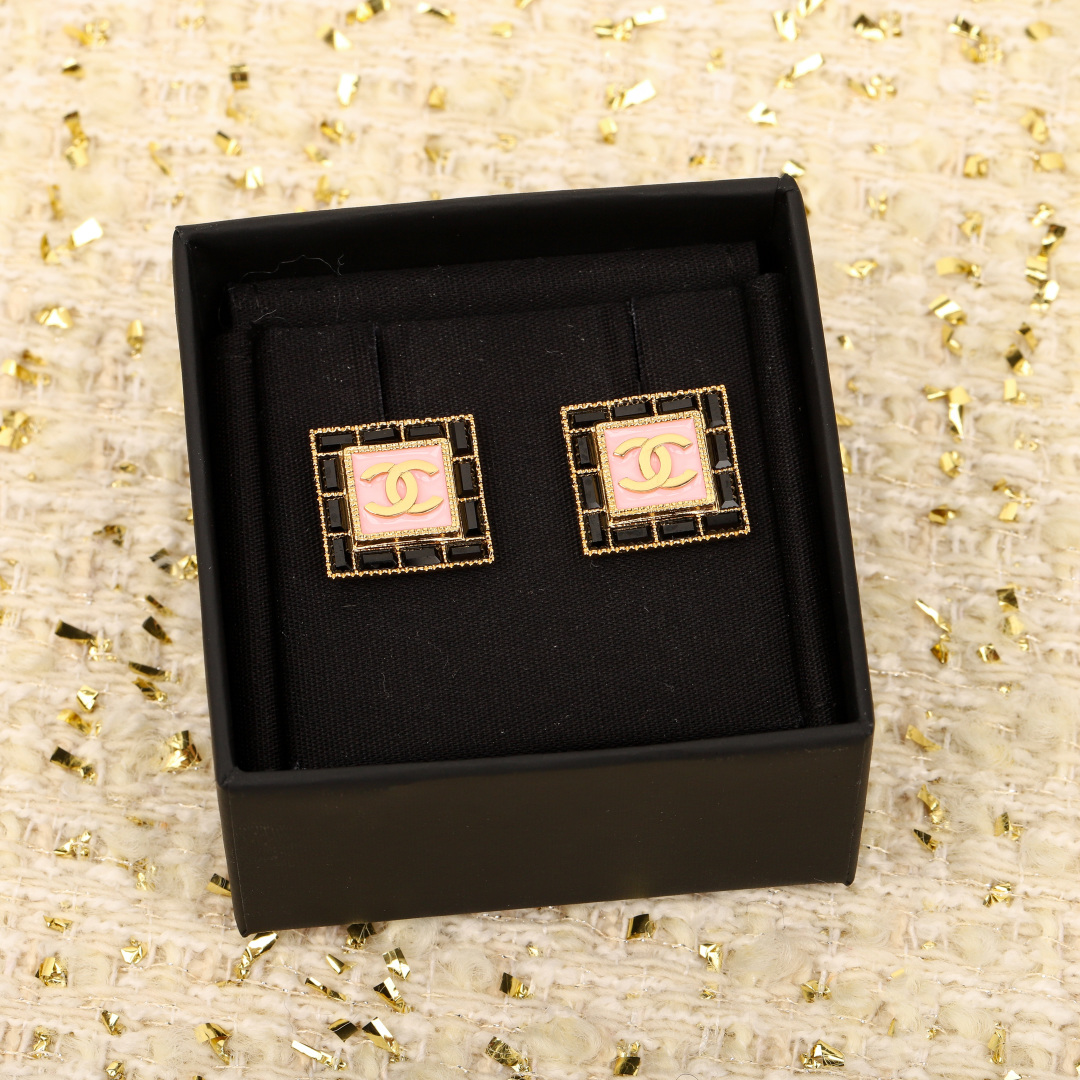 【我们出品】专柜🆕5200,认准真正购入专柜🆕开发的！❗️

【Ch@nel 24s粉色方块双c耳钉】❗