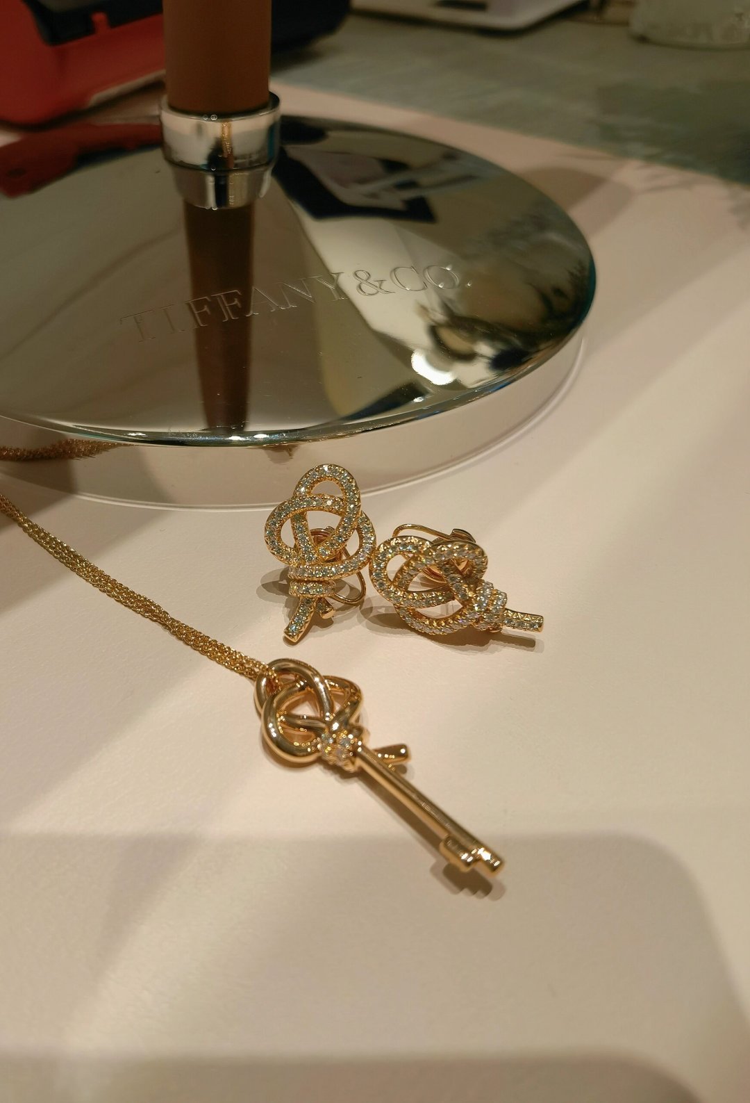 【我们出品】满钻钥匙耳钉，可订做真金真钻版，只做对版真金货，价询客Fu

表达爱意的无限可能。这款作品从