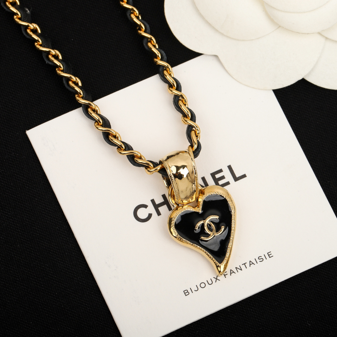 【我们出品】专柜🆕4500,认准真正购入专柜🆕开发的！❗️

【Ch@nel滴油爱心choker】❗️每