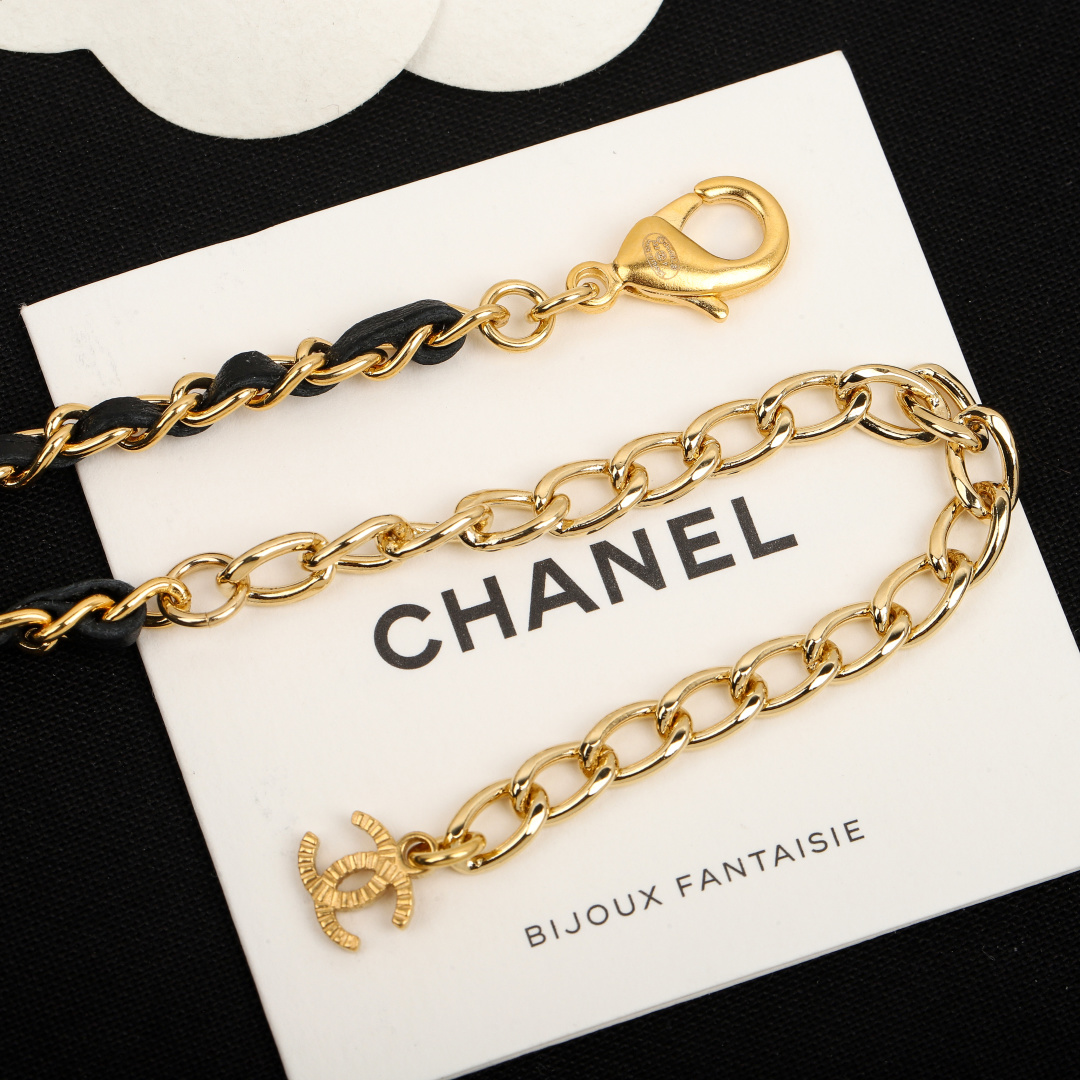 【我们出品】专柜🆕4500,认准真正购入专柜🆕开发的！❗️

【Ch@nel滴油爱心choker】❗️每